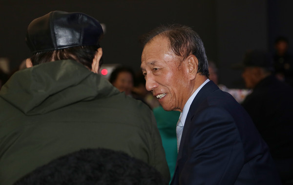 이한철 원로청년회장이 인사말 이후 한 회원과 안부를 주고 받고 있다.