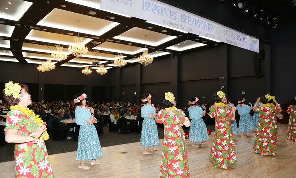 이날은 송포농협 여성단체의 훌라춤 공연도 있었다. 