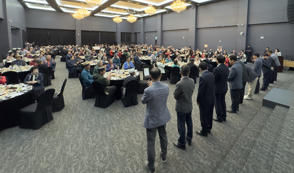 송포농협 상임이사와 상무들이 원로청년회에 단체로 인사를 전했다.