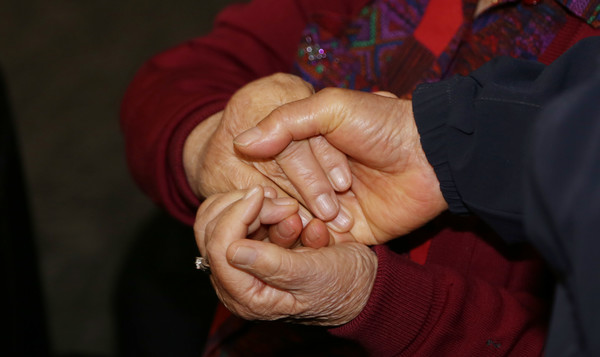 원로청년회 어르신들이 오랜만에 만나 서로릐 손을 꼭 잡으며 인사를 전하기도 했다.