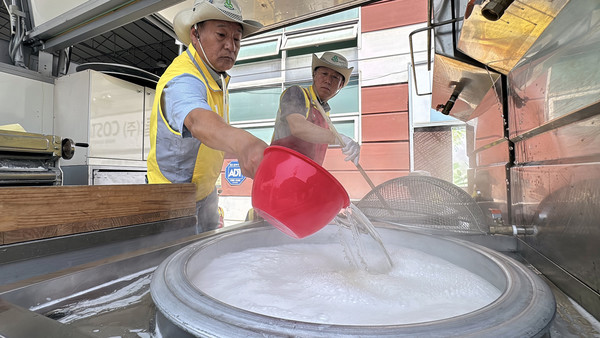면을 삶고 있는 사랑의 징검다리봉사단. 뜨거운 물에 면을 삶아 즉석에서 근로자들에게 대접했다. 