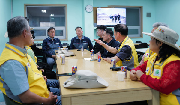 봉사단원들과 코스탈(주)이 봉사와 나눔에 대해 이야기를 나누고 있다.