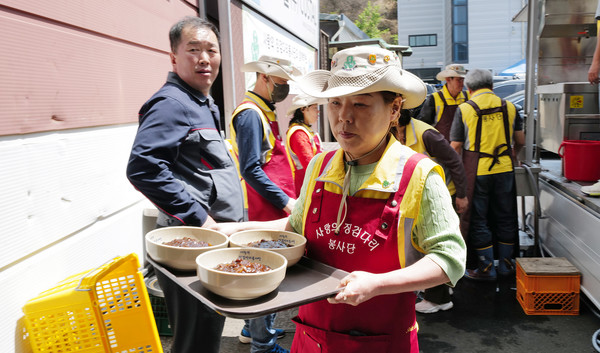 막 나온 짜장면은 근로자들에게 인기가 많았다. 봉사단은 쉴새없이 면을 뽑고 날랐다.