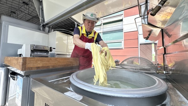 이수영 징검다리봉사단장이 면을 뜨거운 솥에 넣고 있다.