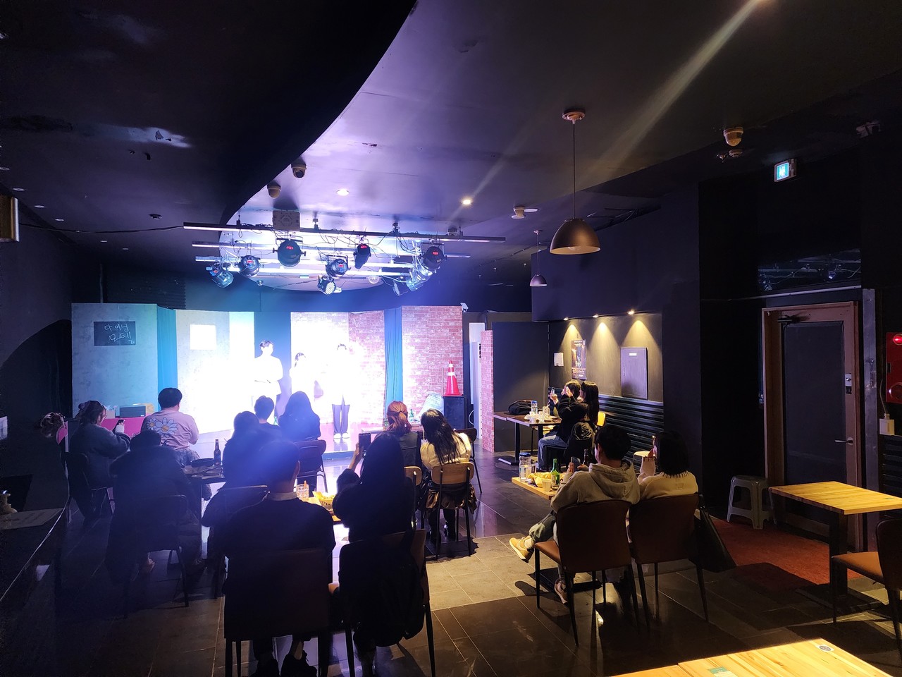 다이닝씨어터는 말 그대로 연극과 식사를 동시에 경험할 수 있는 연극식당이자 복합문화공간이다.