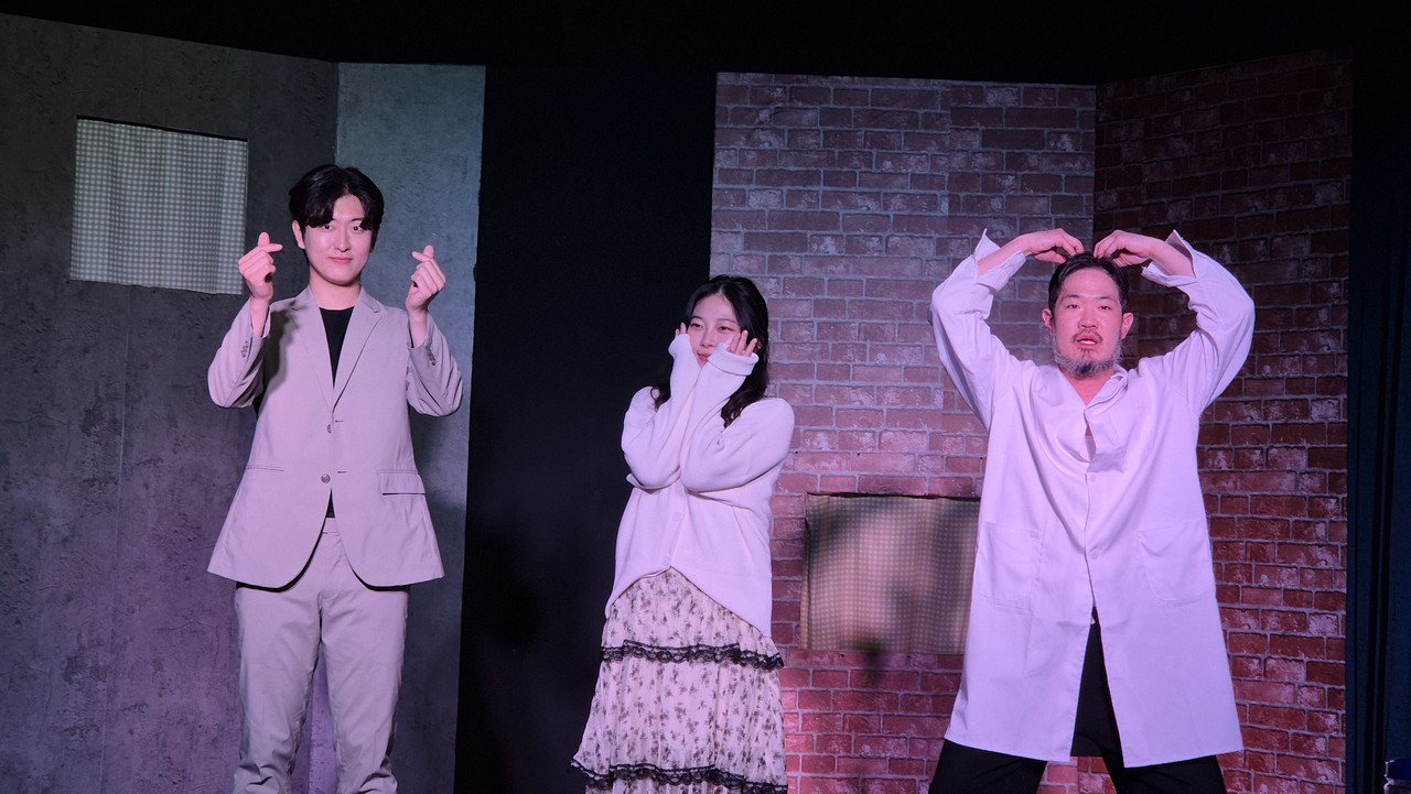 공연 중인 창작극 〈불면증〉은 현실과 꿈 사이에서 흔들리는 청춘들의 이야기를 담고 있다.