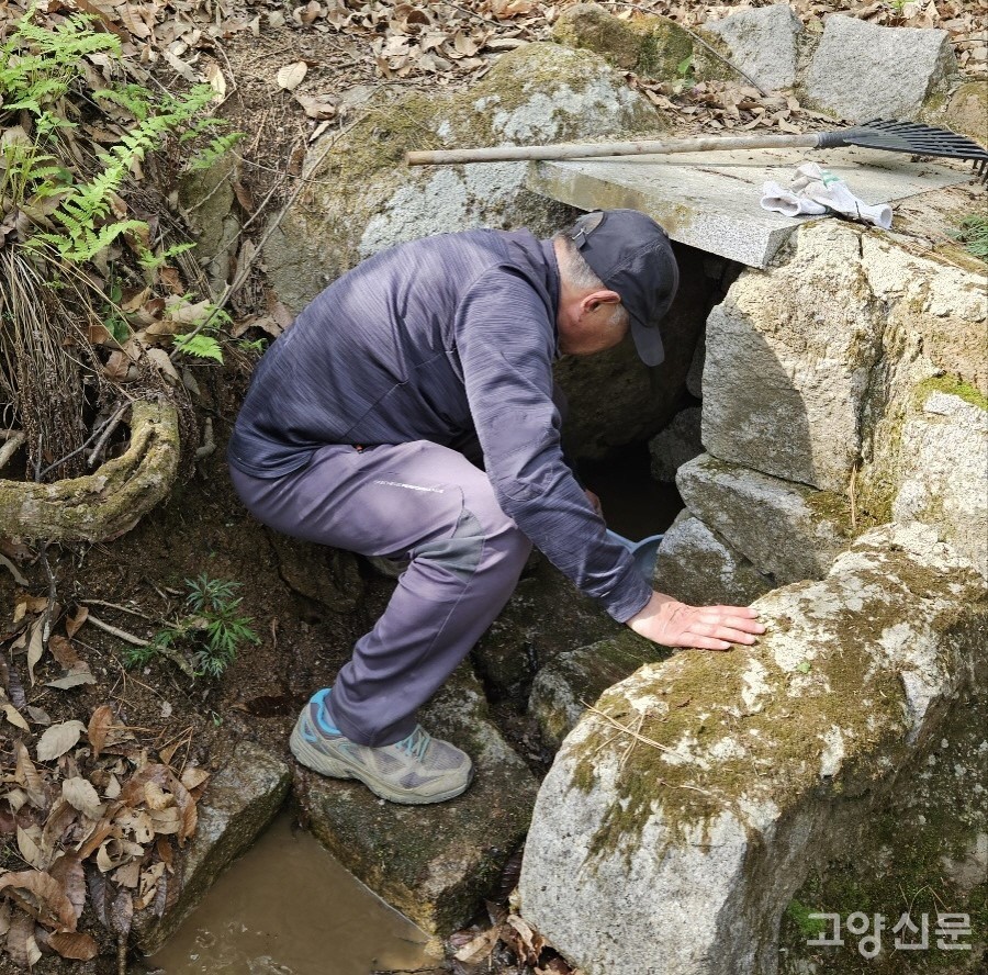 산제사 사흘 전, 산제사터를 정비하고 산우물도 깨끗이 청소한다. [사진제공=진밭마을]