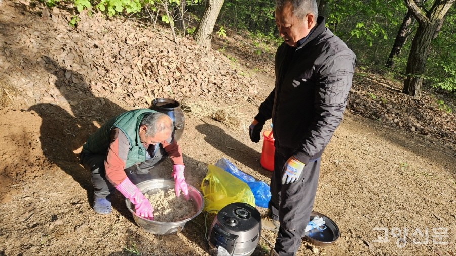 제사 이틀 전, 산우물에서 뜬 맑은 물로 조라술을 빚는다. [사진제공=진밭마을]