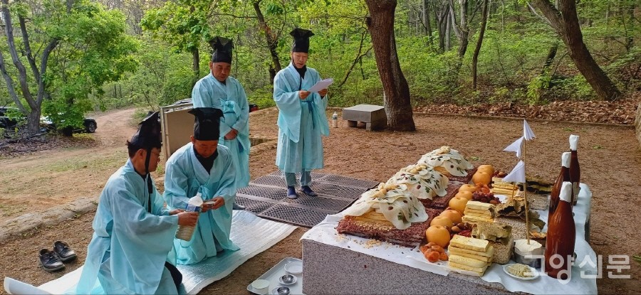 고봉산 동북편 자연마을인 진밭마을(고봉7통) 주민들이 정성을 모아 수백년 이어오고 있는 고봉산 산제사.  