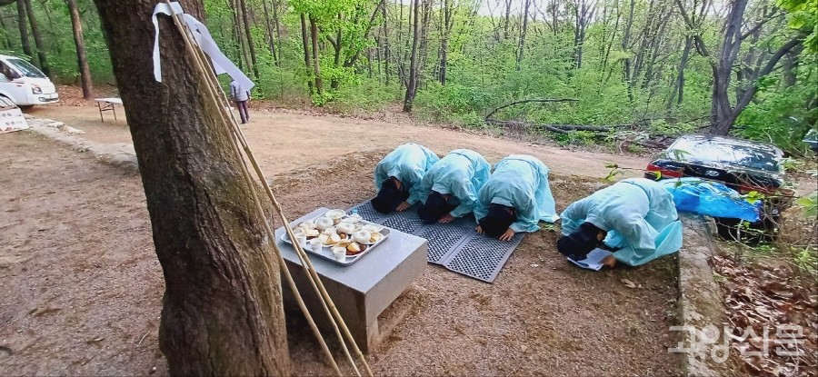 산신제단 바로 옆 토지신 제단에서도 약식의 제례가 동일하게 올려진다. 