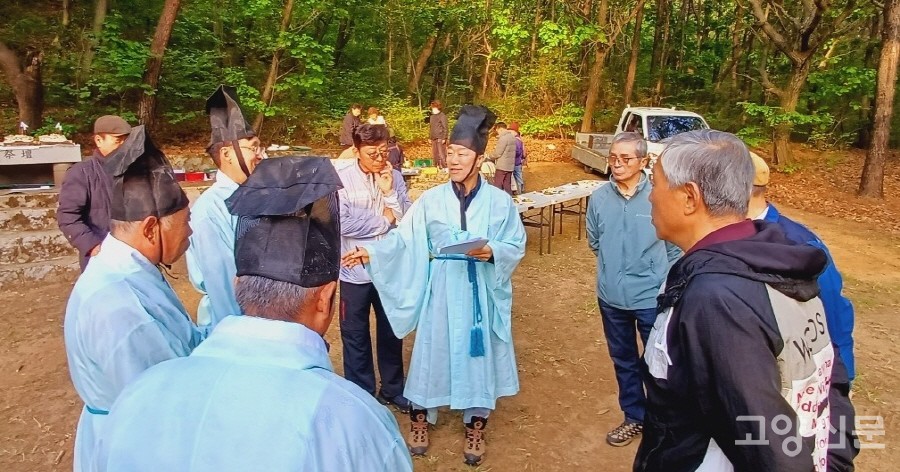 중하주 제례와 하하주 제례 사이에 잠시 모여 다음번 산제사 상, 중, 하하주 선정을 논의하는 주민들.