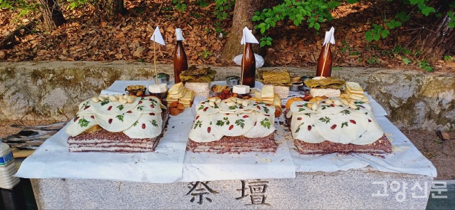 오랜 전통에 따라 풍성하게 진설된 제물들.  