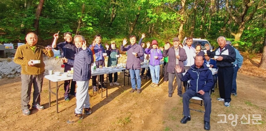 오랜 전통을 함께 이어오고 있는 고봉산 진밭마을 주민들. 