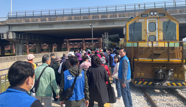 나누는 기관사회와 참가자들이 기차에 오르고 있다.