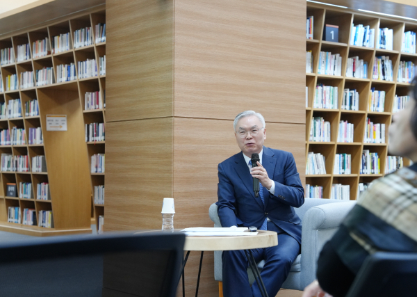 김선수 전 대법관은 “한 사람의 권리를 부정하는 것은 결국 사회 전체의 상처로 이어진다”며 “법조인은 단순히 법률지식 전달자가 아니라 사회적 약자와 소수자의 목소리를 대변해야 한다”고 말했다. [사진제공 = 법원도서관]