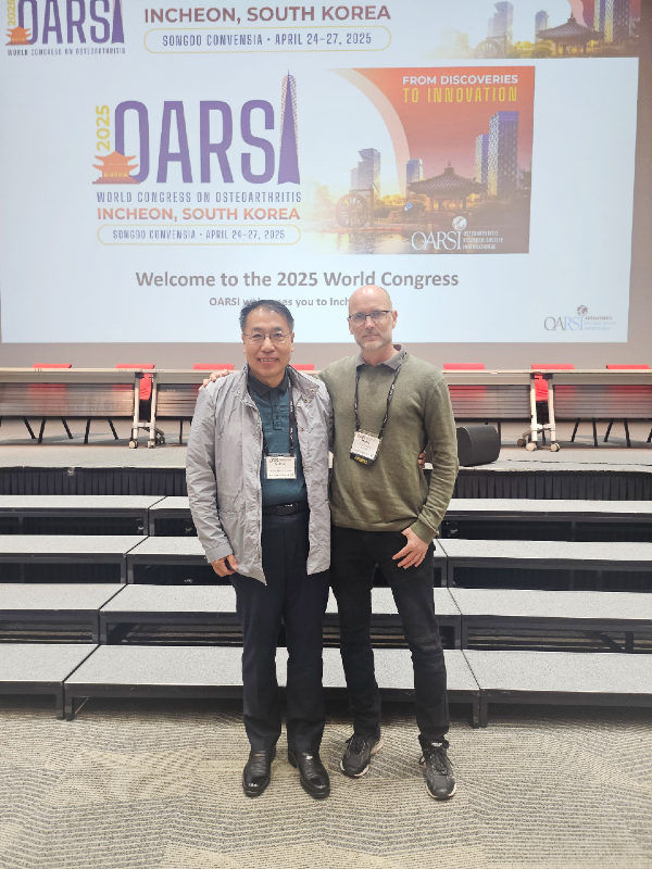 임군일 교수(사진 왼쪽)가 OARSI 학술대회 관계자와 기념 촬영을 했다.