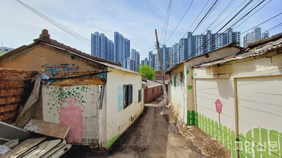 일산성당 바로 옆 노후주택 골목. 14년 전 채색한 벽화도 빛이 바래가고 있다. 