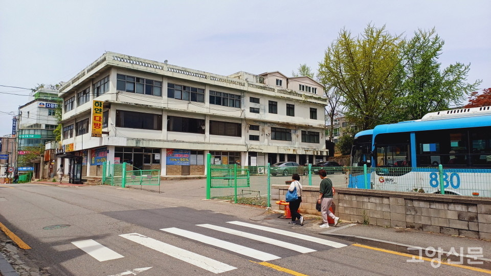 옛 명성터미널 건물과 승차장. 현재는 운수회사 차고지로 사용되고 있다. 