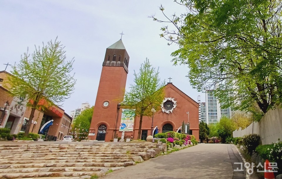 원일로 산책자에게 여유로운 공간을 선사해주는 천주교 일산성당.  