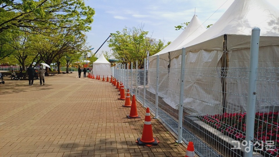 지난해부터 고양국제꽃박람회 행사장이 확장되며 일산호수공원 곳곳에 긴 펜스가 둘러졌다.   