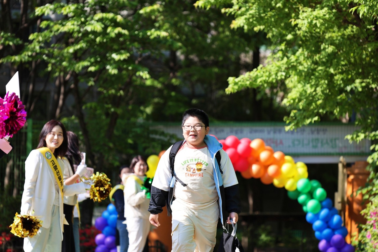이날 등굣길을 지나며 문장을 하나하나 읽어보느라 아이들의 발걸음이 느려졌다. [사진제공 = 고양신일초 학부모회]