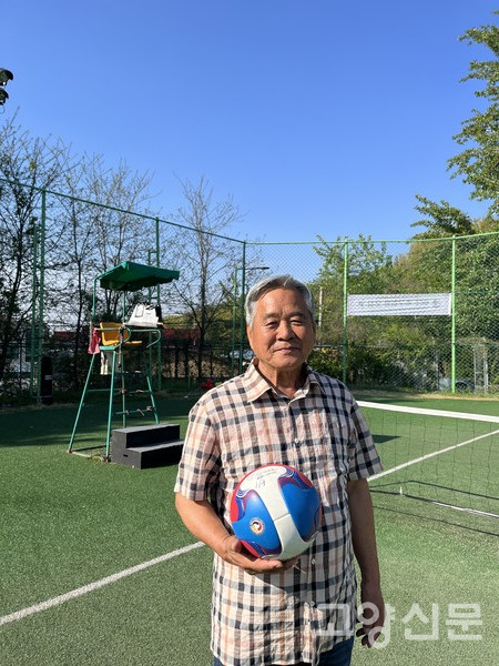 족구공을 들고있는 이창섭 회원