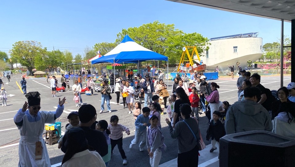 어린이날, 고양시 테마파크 쥬쥬랜드에 몰려든 아이들.