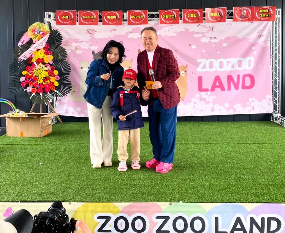 '어린이는 미래의 꿈이다'라는 타이틀의 이날 동요 가요제에서 소순희 쥬쥬랜드 대표(왼쪽)와 김원길 바이네르 대표(오른쪽)는 무대에 참가한 아이들을 응원했다.