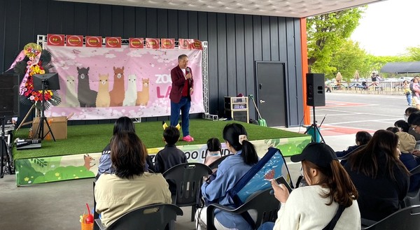 어린이날 행사 진행을 맡은 김원길 ㈜바이네르 대표(무대 위)는 이날 참가한 어린이들에게 상품과 후원을 아끼지 않았다.