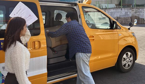  하비프러스가 나눔한 장남감을 차에 싣고 있는 고양시 시설 관계자.