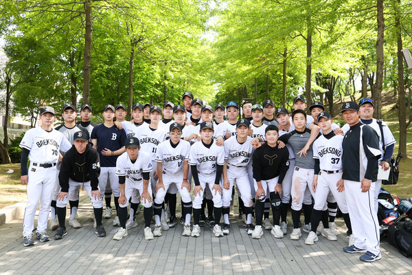 박종호 감독(오른쪽 가장 앞)을 비롯한 백송고등학교 야구부 단체 사진.