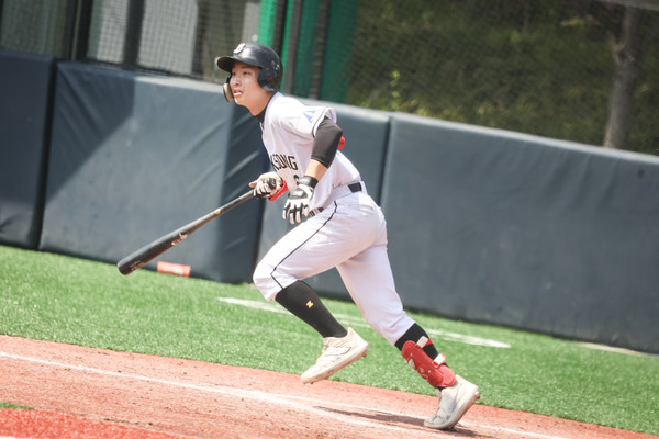 백송고등학교 권한준(2학년) 타자의 안타까지 터지면서 이날 스코어는 4-0까지 벌어졌다.