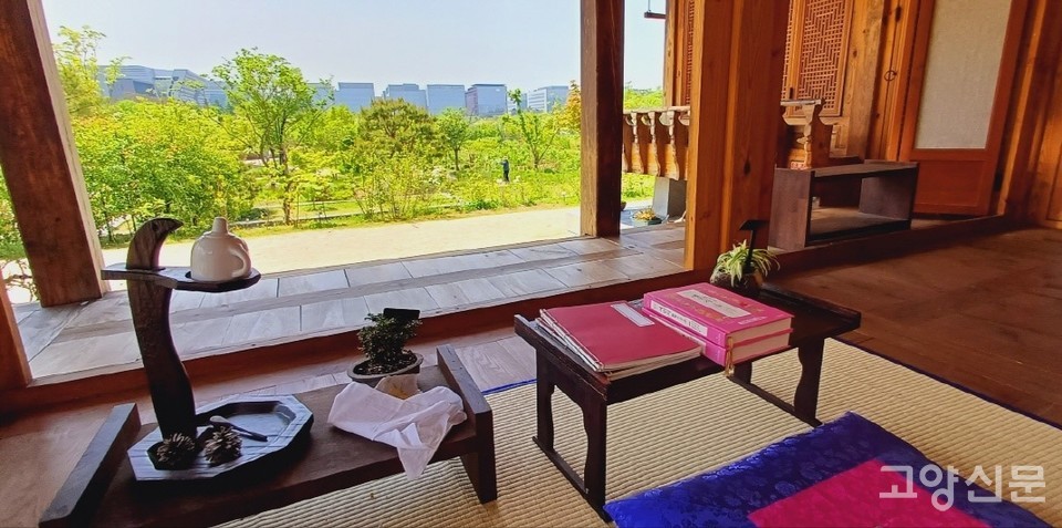 '사색의 정원' 정자마루에서 정원을 바라본 풍경. 