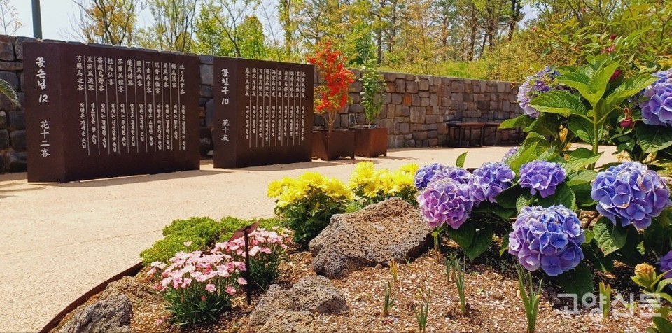 한국 전통 꽃나무들의 화사한 정취로 채워진 '추억의 정원'.  