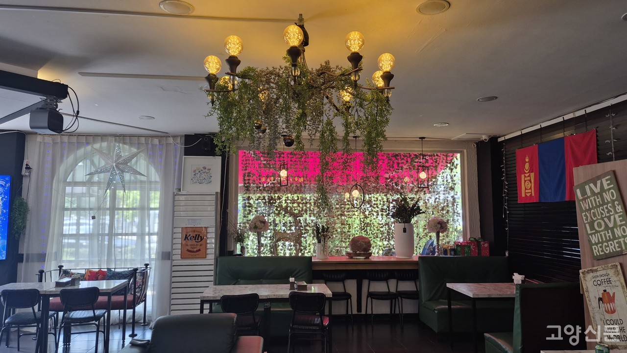 벽면을 채운 몽골의 국기와 한글없는 메뉴판이 낯선 즐거움을 준다.