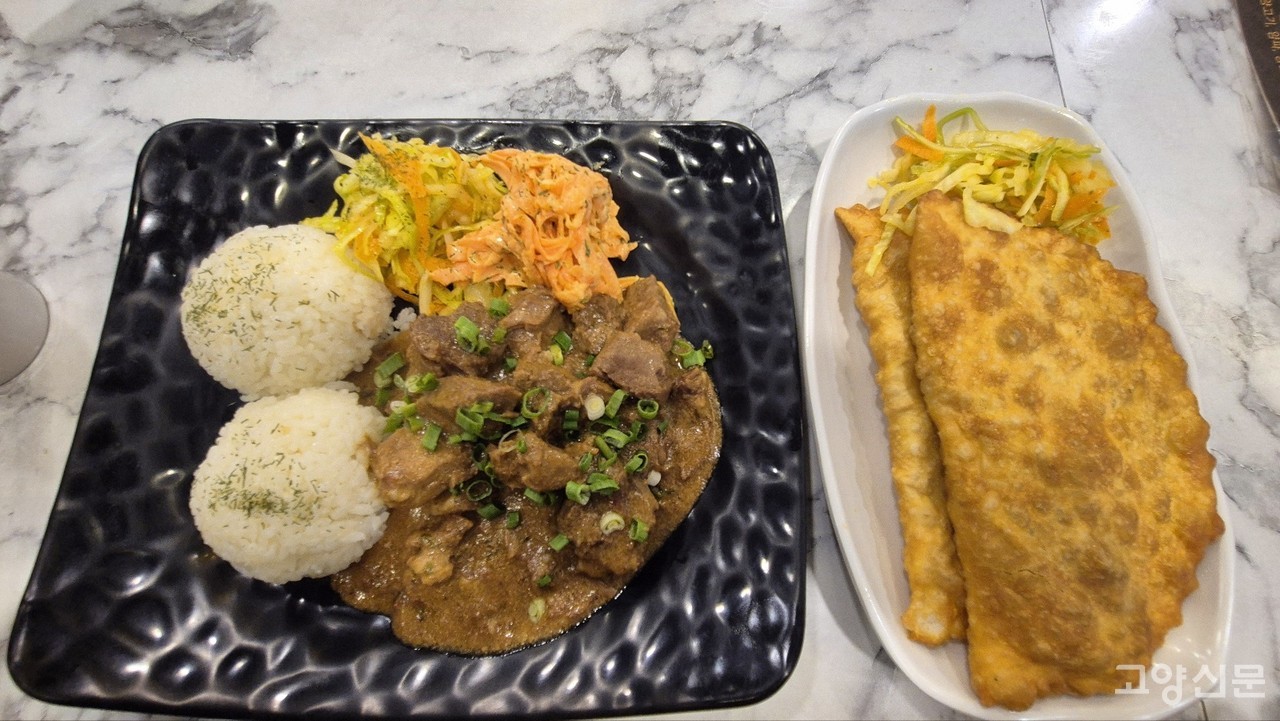 굴라쉬(왼쪽), 후슈르(오른쪽). 후슈르는 몽골을 대표하는 튀긴만두로 입문용 음식으로 제격.