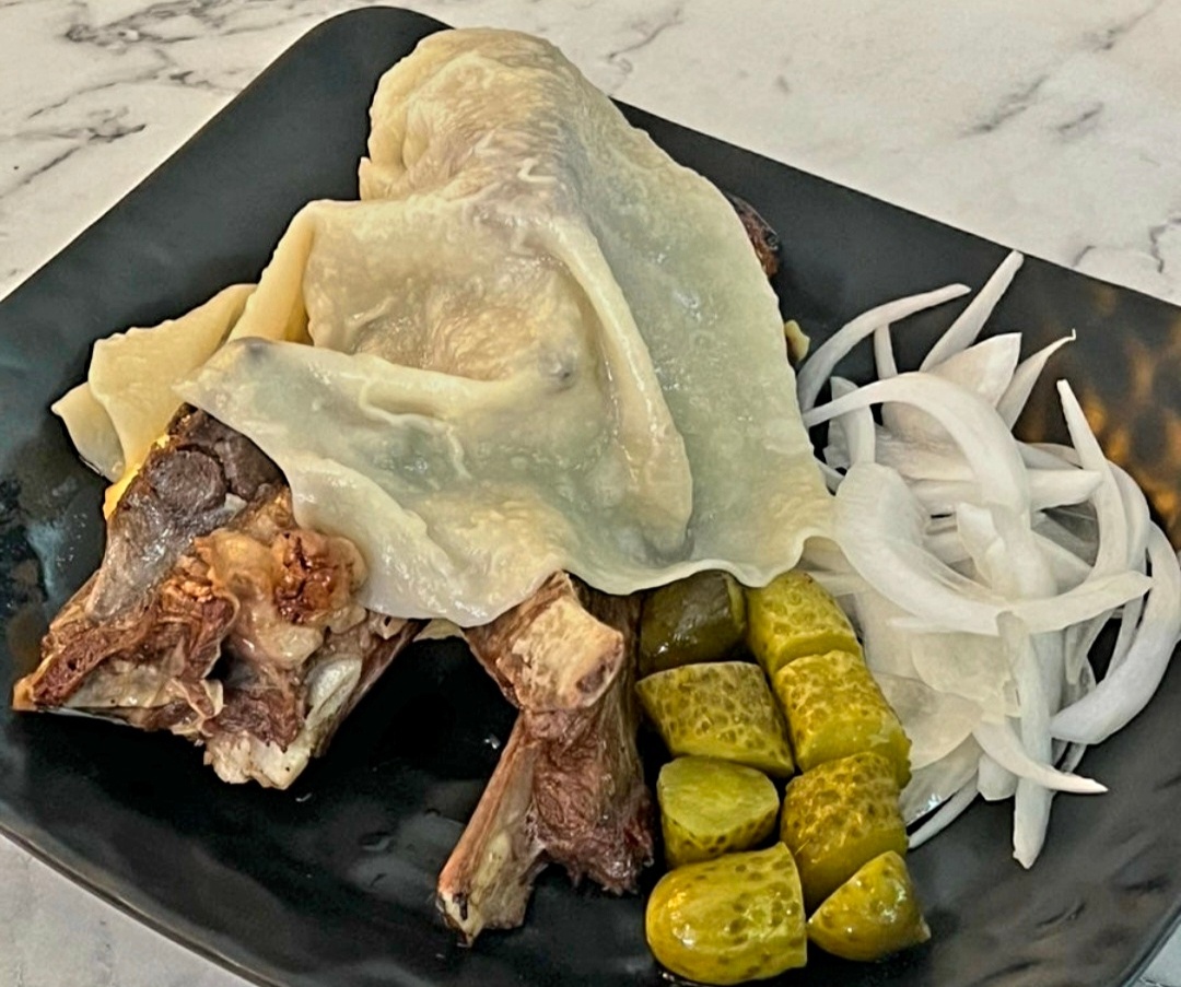 샤드상 하위르가(구운 양갈비) 특유의 묵직한 향이 공간을 채운다.