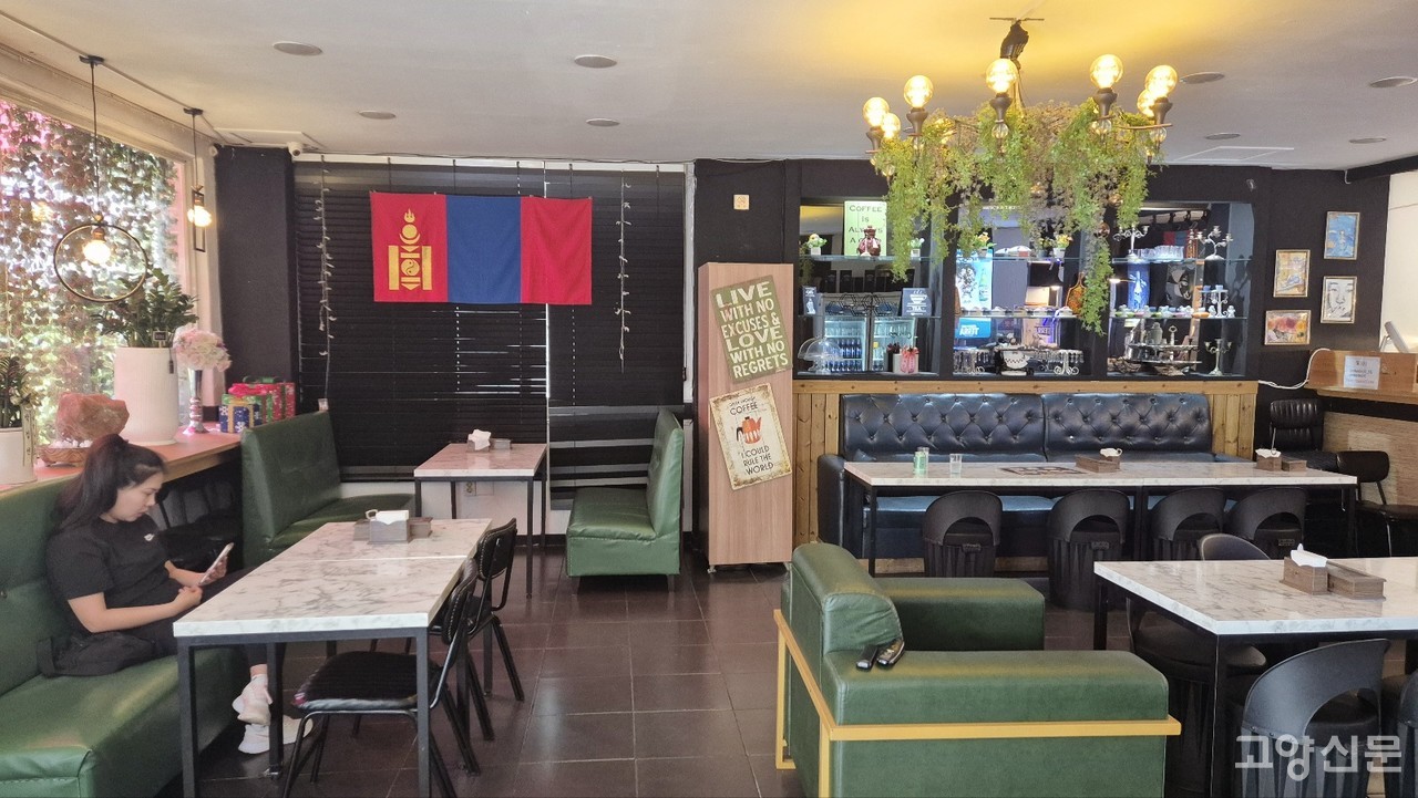 한국에 유학온 몽골학생이 조이완(볶음면)을 주문한 후, 고향의 맛을 기다리고 있다.