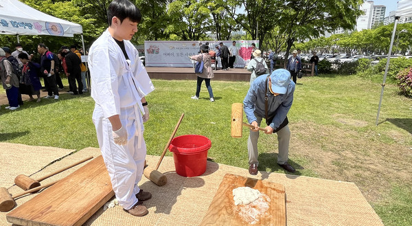  떡메치기를 하는 한 어르신.