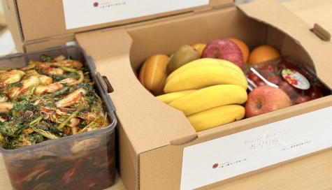 사회적 고립가구에 전달한 여름김치와 제철과일.