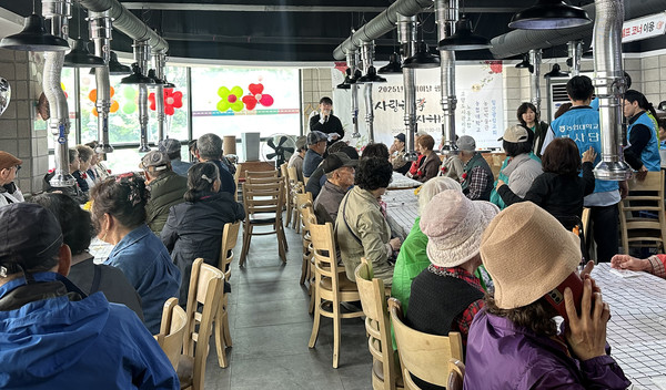 문촌9종합사회복지관이 어르신 200명을 초청해 어버이날 기념 ‘사랑해孝, 감사해孝’를 진행했다.