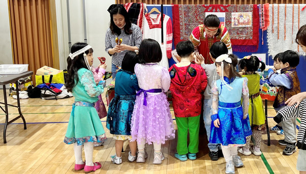 각양각색 의상을 차려입은 아이들이 다양한 문화를 체험하고 있다.