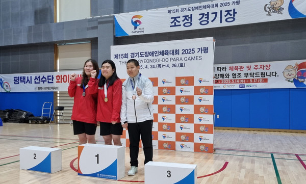 파이팅 하는 실내 조정 선수들.