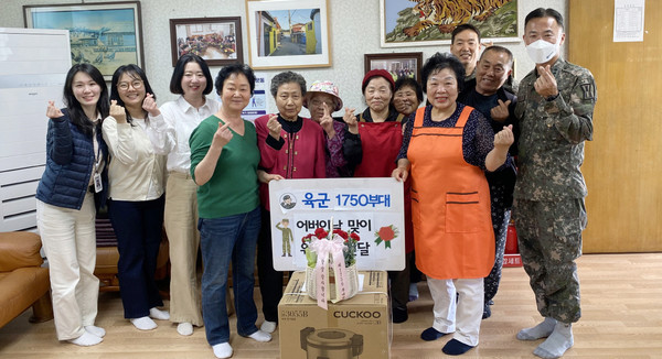 육군 1750부대가 화전1경로당을 방문해 위문품을 전달하고 어르신들의 애로사항을 청취했다.