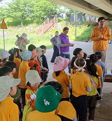 이름표달기에 대해 듣는 어린이들.