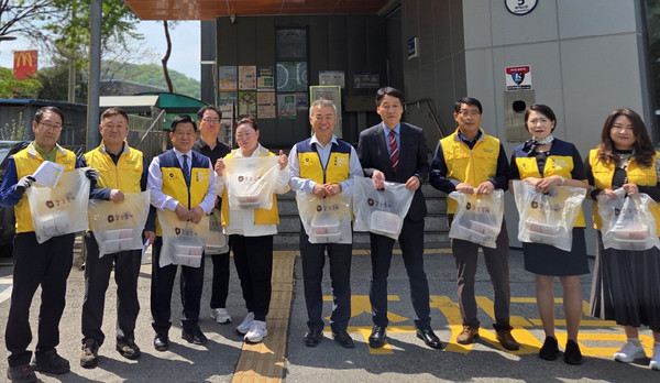 고양동 지역사회보장협의체가 강강술래 늘봄농원점과 ‘사랑의 반찬 나눔, 찬찬찬’ 을 진행했다.