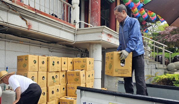 길상사 주지스님이 나눔한 일산열무를 트럭에서 내리고 있다.