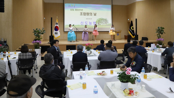 식전공연으로 축하무대가 열리고 있다.