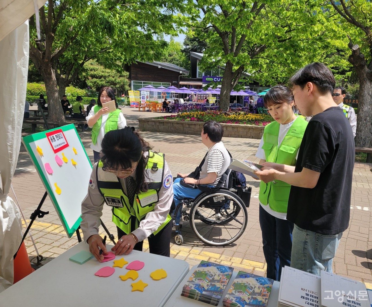 일산장애인자립센터는 지난달 25일부터 고양국제꽃박람회장에서 장애인인식개선 및 권리옹호 캠페인을 펼쳤다.