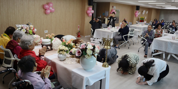 복지관 직원들이 어르신들에게 큰절을 올리고 있다.